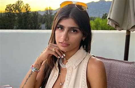 videos de mia califa desnuda|Rozando la censura, Mia Khalifa posa sin ropa y  .